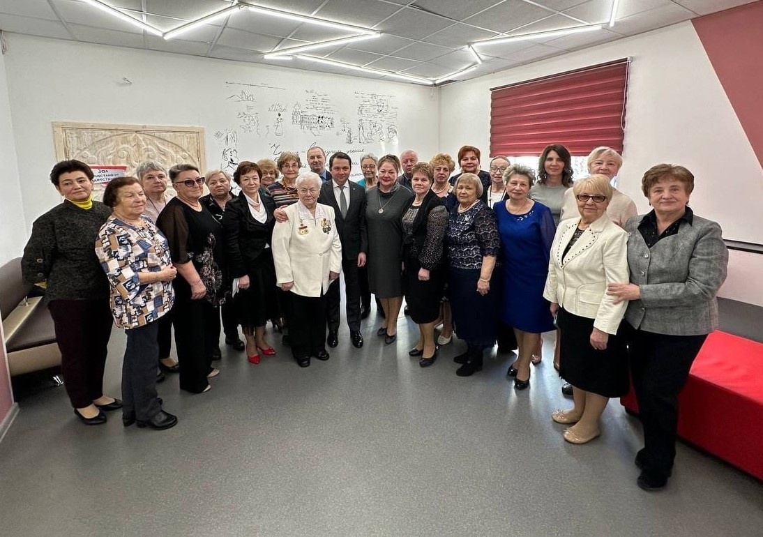 Губернатор Андрей Чибис поздравил ветеранов педагогического труда – наставников нескольких поколений северян